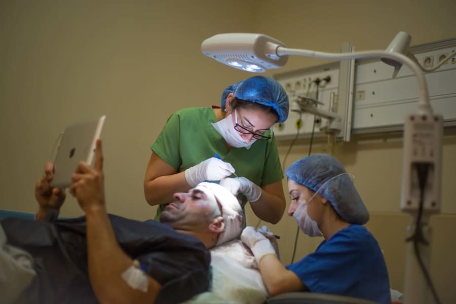 un uomo rilassato mentre fa un trapianto di capelli