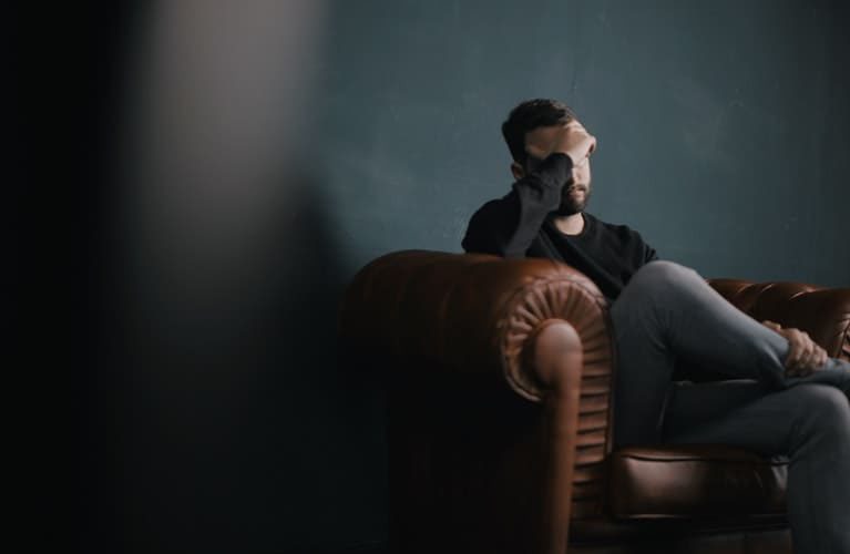 un uomo che soffre di perdita di capelli da stress