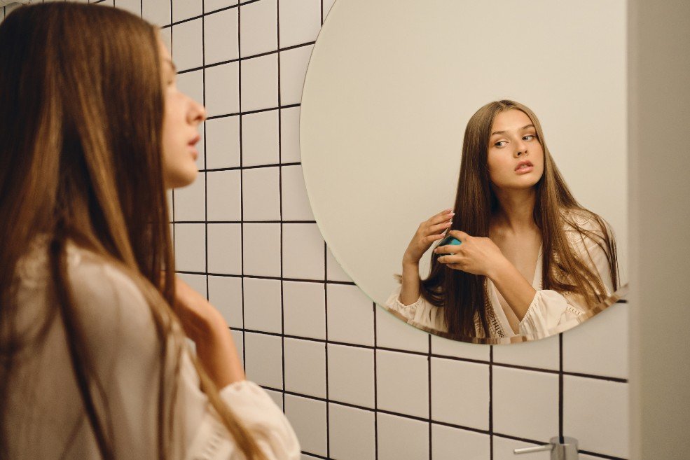 donna soddisfatta dall'effetto della cheratina per capelli 