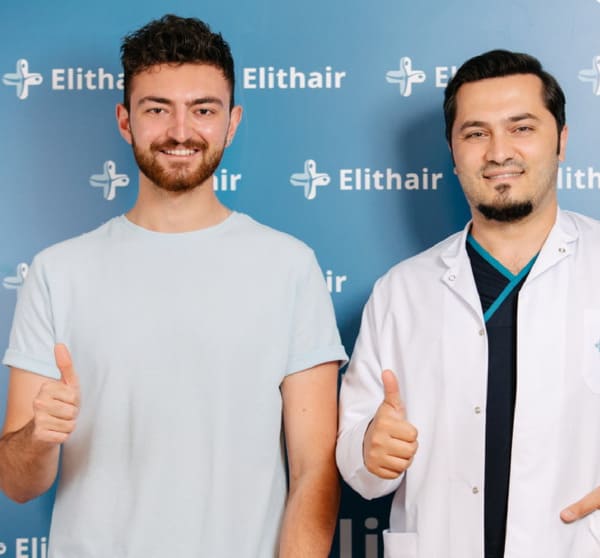 il dr Balwi e un paziente nella clinica di Elithair in Turchia