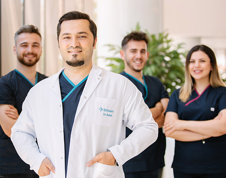 Il Dr. Balwi insieme allo staff medico di Elithair