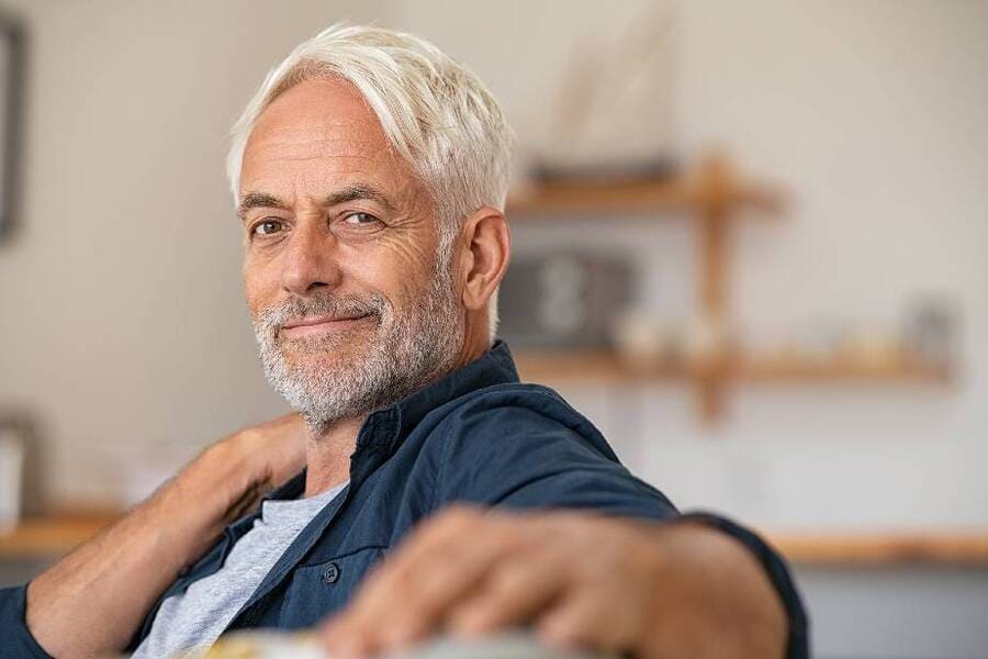 un uomo dopo anni dal suo trapianto di capelli