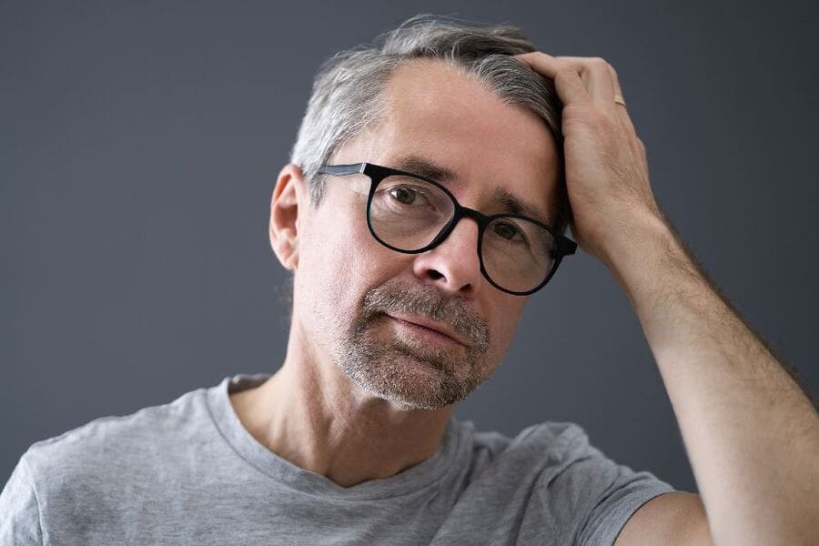 foto di un uomo il cui suo trapianto di capelli si mantiene anche dopo tanti anni