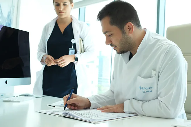 Il Dr. Balwi che spiega il costo del trapianto di capelli presso Elithair, clinica specializzata in trapianti capillari.