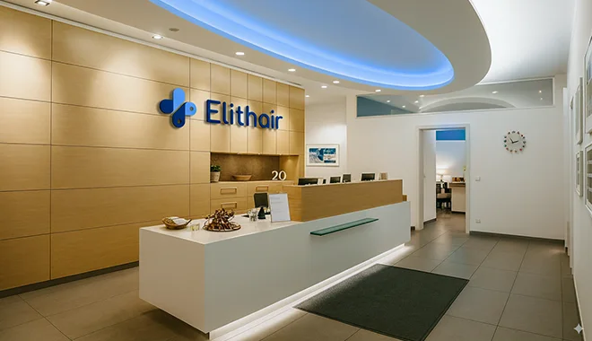 Interno della moderna clinica Elithair ad Hannover, situata in posizione centrale e facilmente raggiungibile