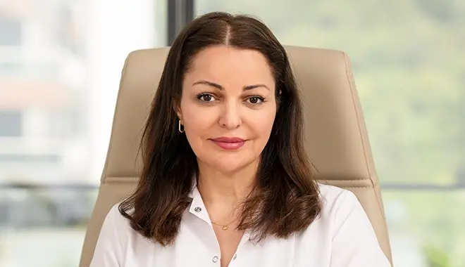 Dott.ssa Hazal Jafari Specialista in dermatologia nel suo ufficio alla Elitklinik